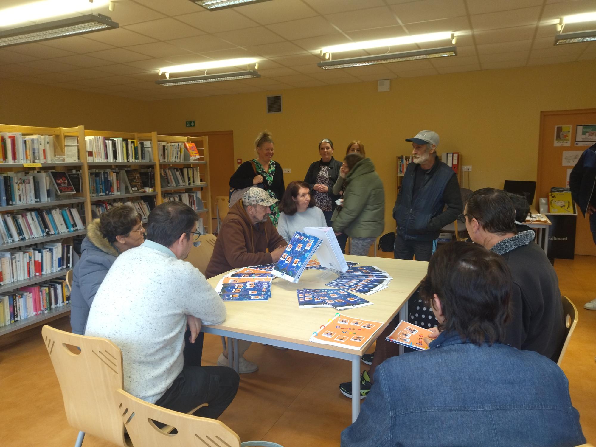 Personnes autour d'une table avec des livres